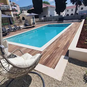 https://apartment-mestrovic.hotels-in-trogir.com