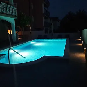 https://vuletic-apartments.hotels-in-trogir.com